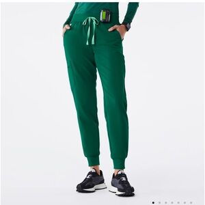 FIGS Zamora Joggers (L - regular) in Hunter Green
